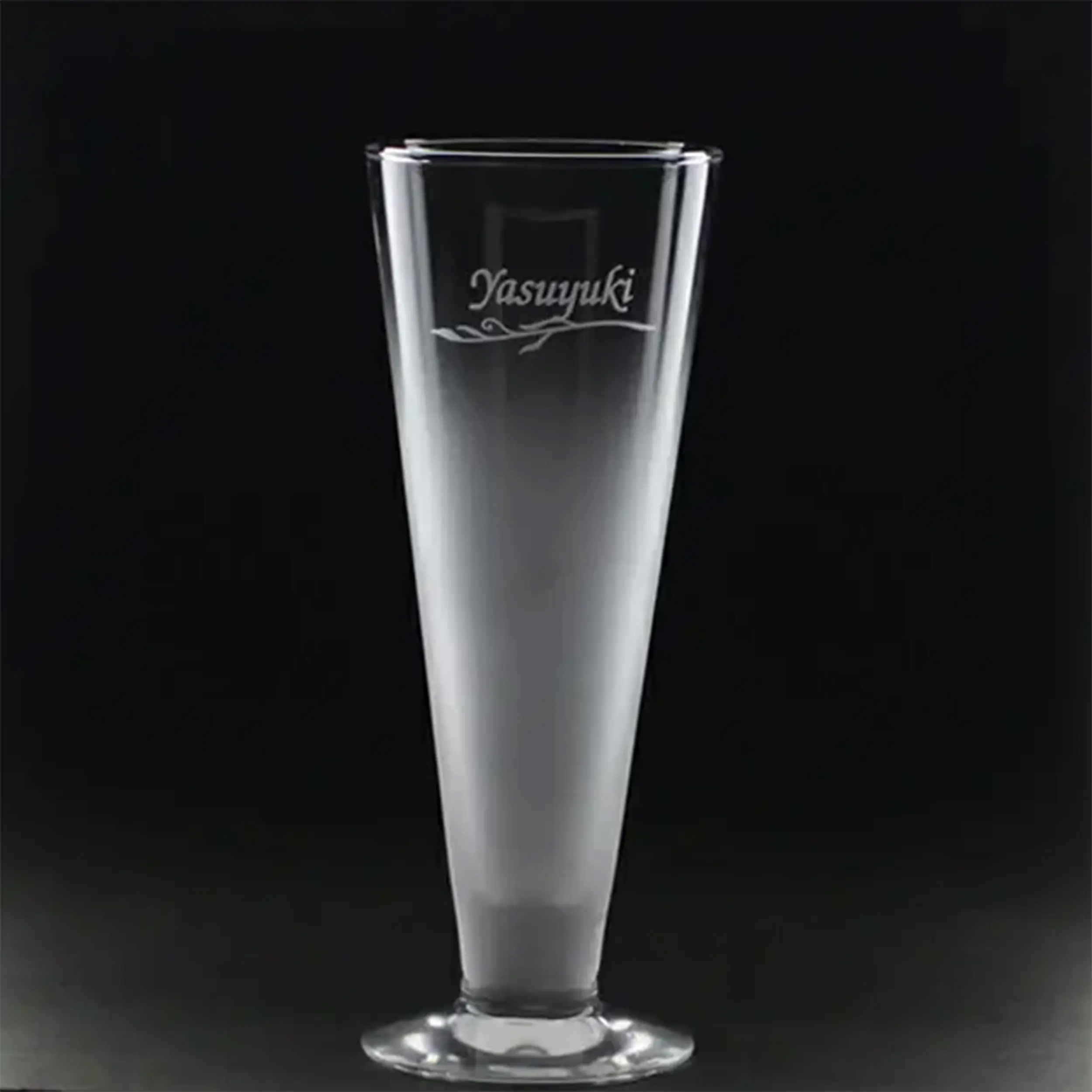 彫刻入りのビアグラス