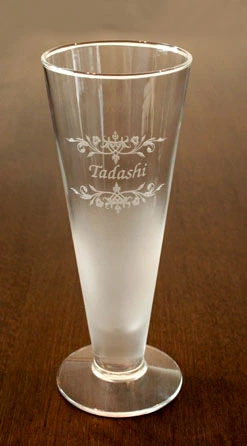 彫刻入りのビアグラス