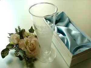 彫刻入りのビアグラスとラッピング