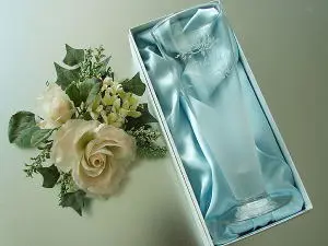 彫刻入りのビアグラスとラッピング