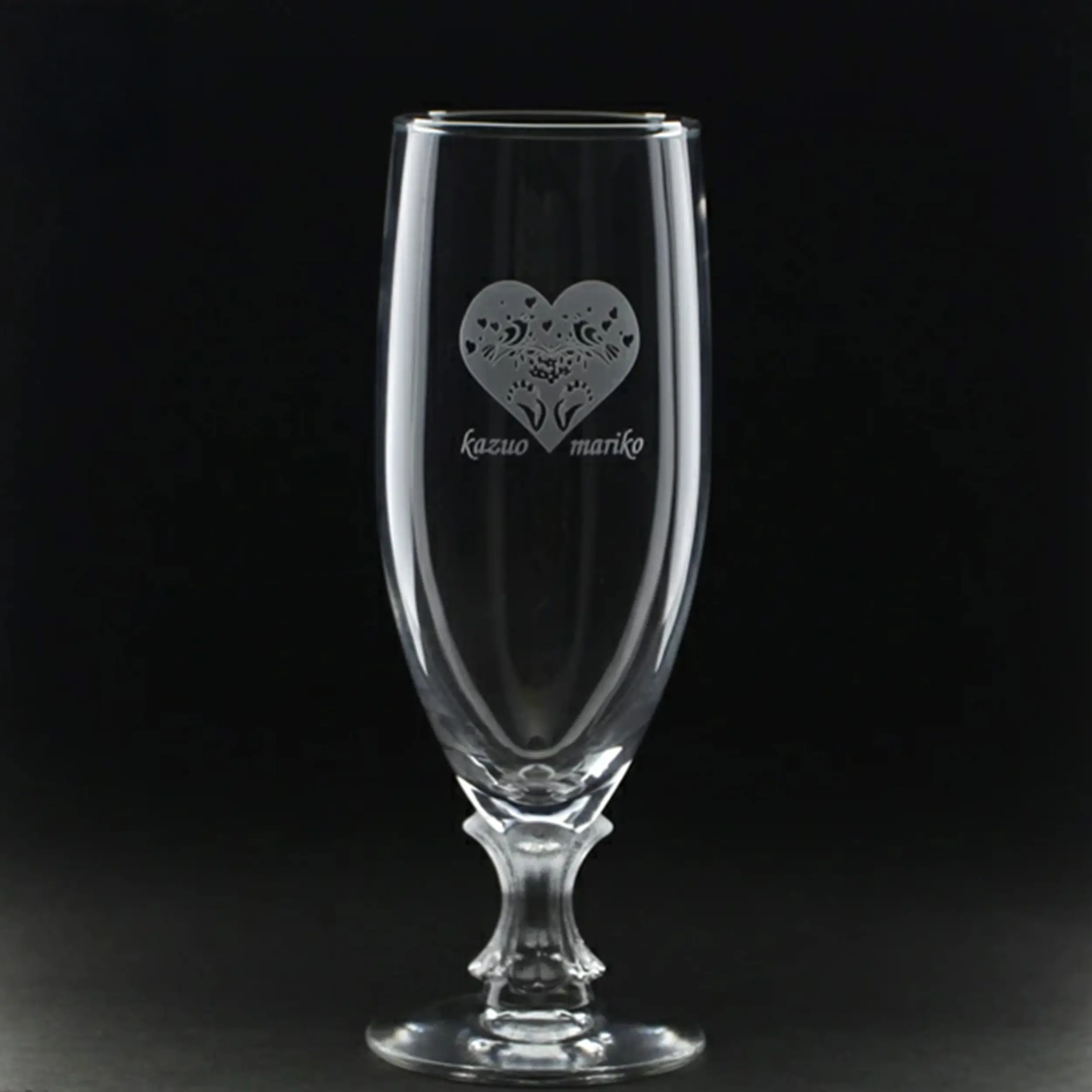 彫刻入りのビアグラス