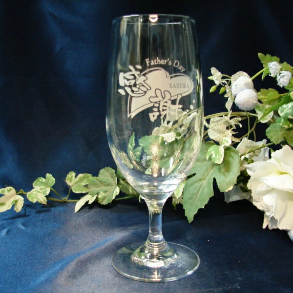 彫刻入りのビアグラス