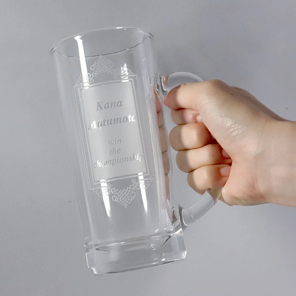 オリジナル彫刻入りのビールジョッキ