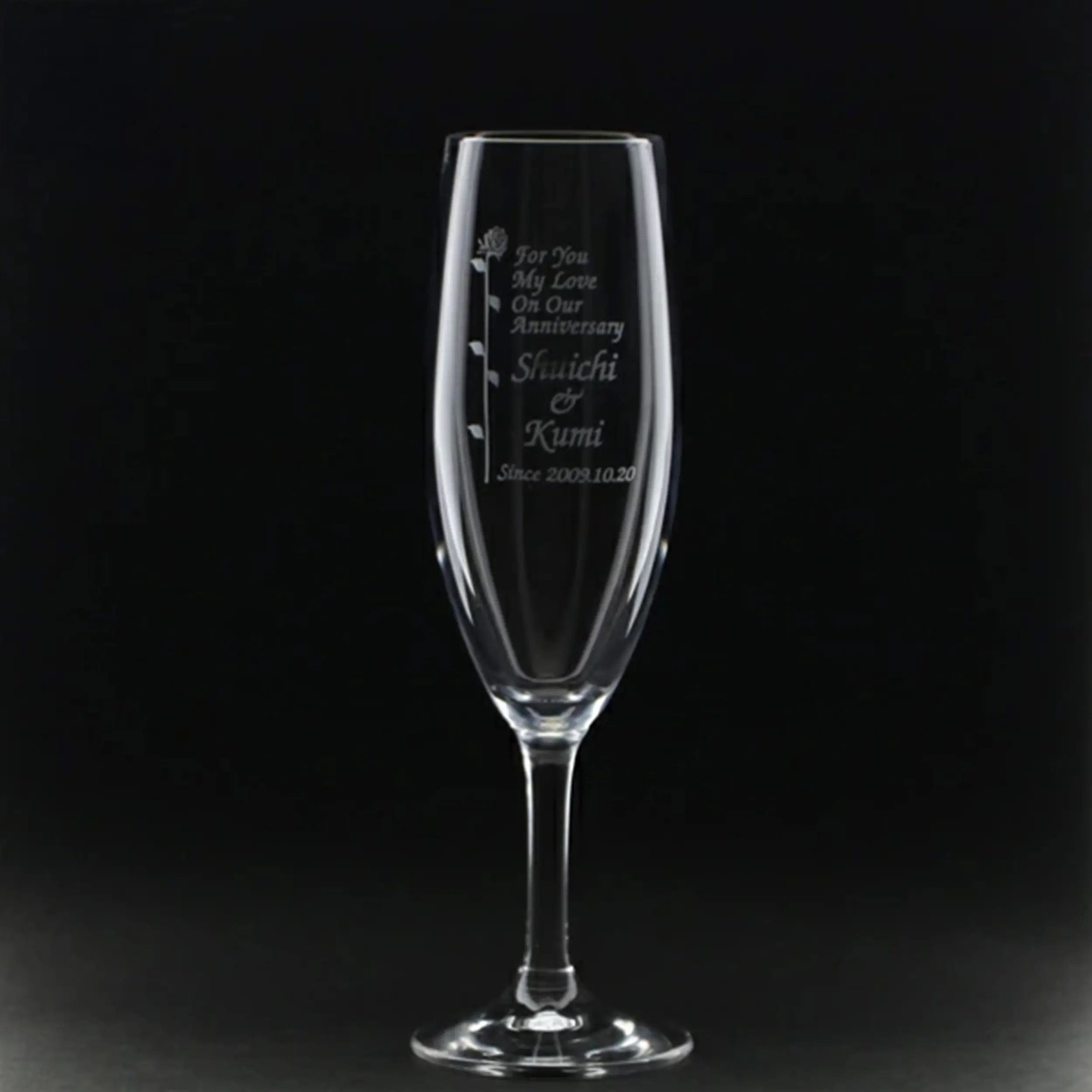 彫刻入りのシャンパングラス