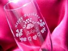 彫刻入りのシャンパングラス