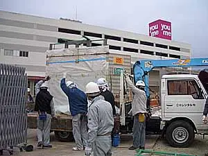 大和ミュージアムの正面入り口及びミュージアム内案内板用のガラスを運ぶ作業