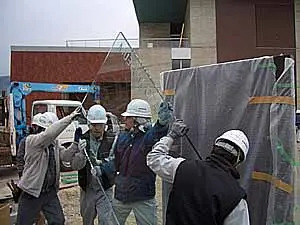 大和ミュージアムの正面入り口及びミュージアム内案内板用のガラスを運ぶ作業