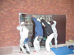 大和ミュージアムの正面入り口及びミュージアム内案内板用のガラスを運ぶ作業