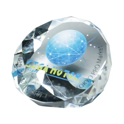 ダイヤカット状のカットが光を反射するペーパーウェイト。色彩が目を魅くデザイン。お手頃サイズでとても使いやすい。