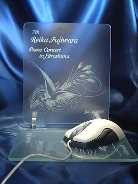 彫刻入りのワイングラス