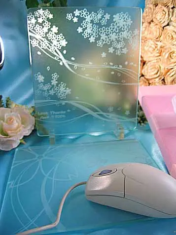 彫刻入りのワイングラス