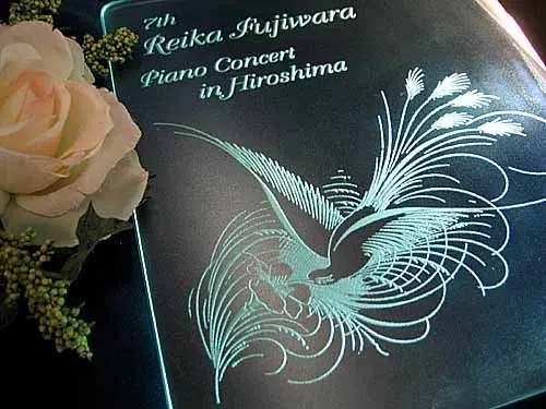 彫刻入りのワイングラス