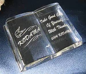 たくさんの彫刻入りのガラスのペーパーウェイト