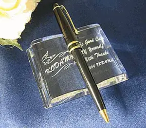 彫刻入りのガラスのペーパーウェイト