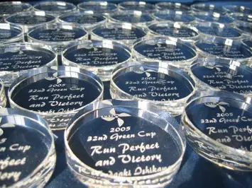 複数の丸い彫刻入りのガラスのペーパーウェイト