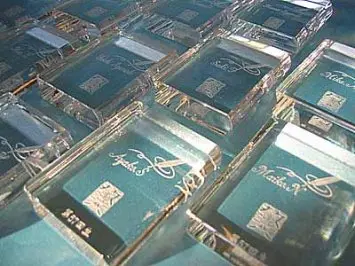 複数の四角い彫刻入りのガラスのペーパーウェイト