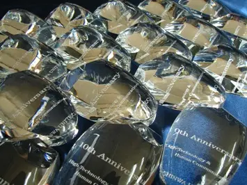 複数の彫刻入りのガラスのペーパーウェイト