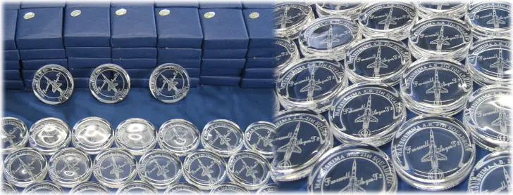 複数の彫刻入りのガラスのペーパーウェイト