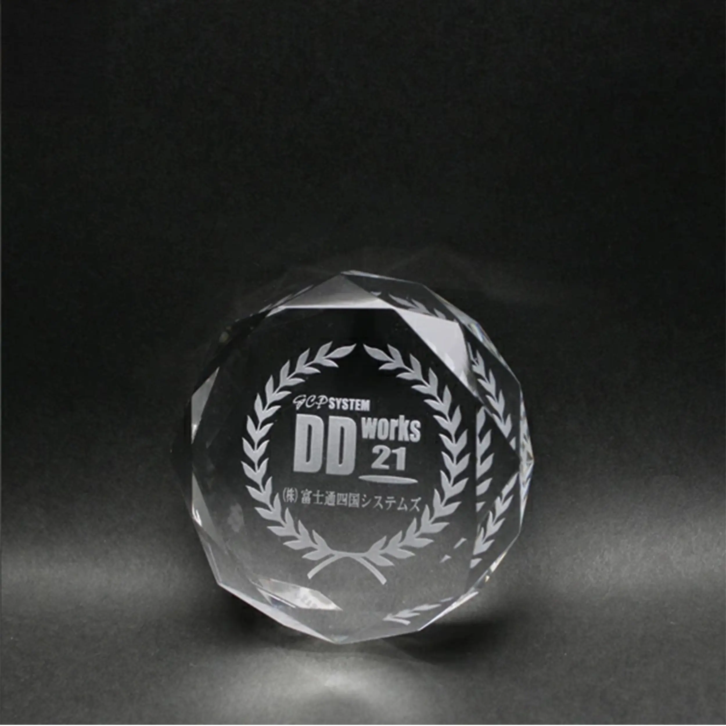 ダイヤカットの彫刻入りのガラスのペーパーウェイト