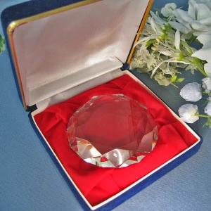 ダイヤカットの彫刻入りのガラスのペーパーウェイト