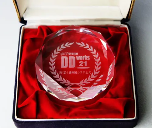 彫刻入りのガラスのペーパーウェイト