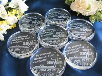 複数の丸い彫刻入りのガラスのペーパーウェイト