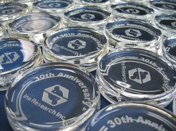 複数の丸い彫刻入りのガラスのペーパーウェイト