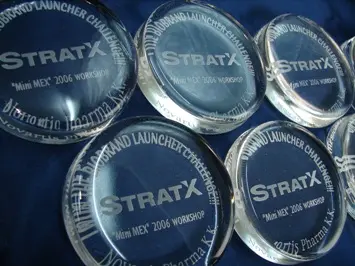 複数の丸い彫刻入りのガラスのペーパーウェイト