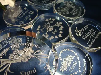 複数の丸い彫刻入りのガラスのペーパーウェイト