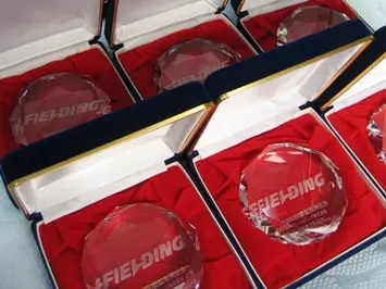 複数の丸い彫刻入りのガラスのペーパーウェイト