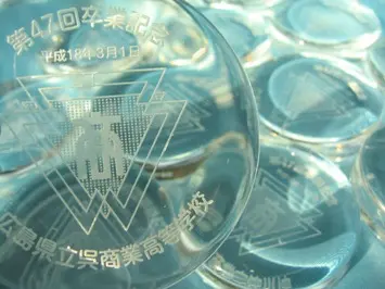 複数の丸い彫刻入りのガラスのペーパーウェイト