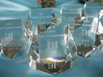 複数の彫刻入りのガラスのペーパーウェイト