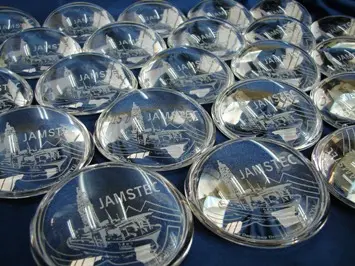 複数の彫刻入りのガラスのペーパーウェイト