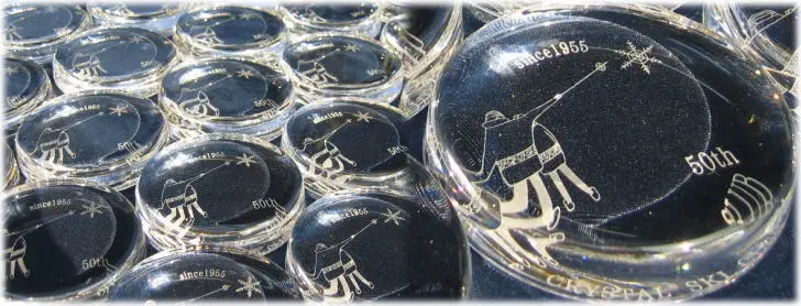 複数の彫刻入りのガラスのペーパーウェイト