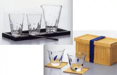 彫刻入りのビアグラス