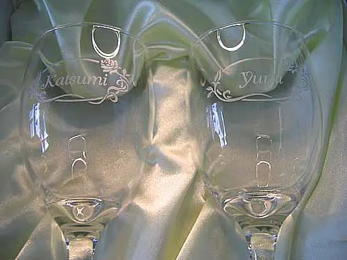 彫刻入りのワイングラス