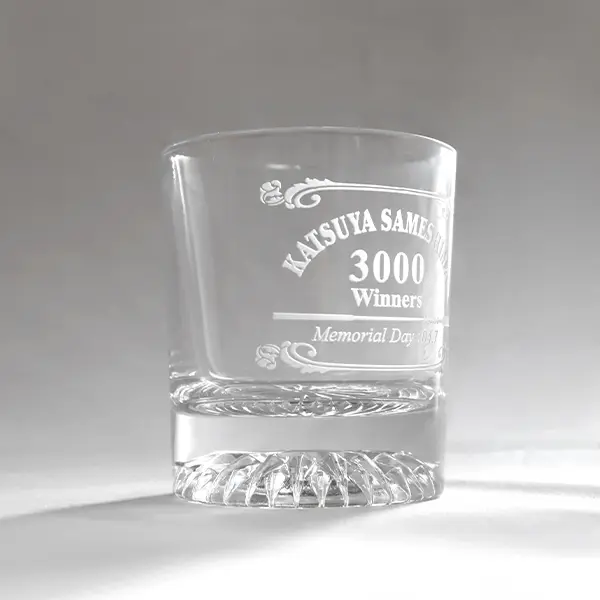 彫刻入りのロックグラス