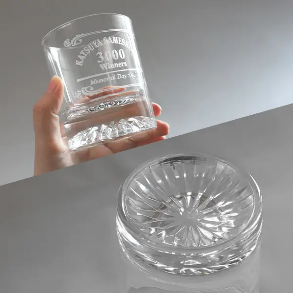 彫刻入りのロックグラス