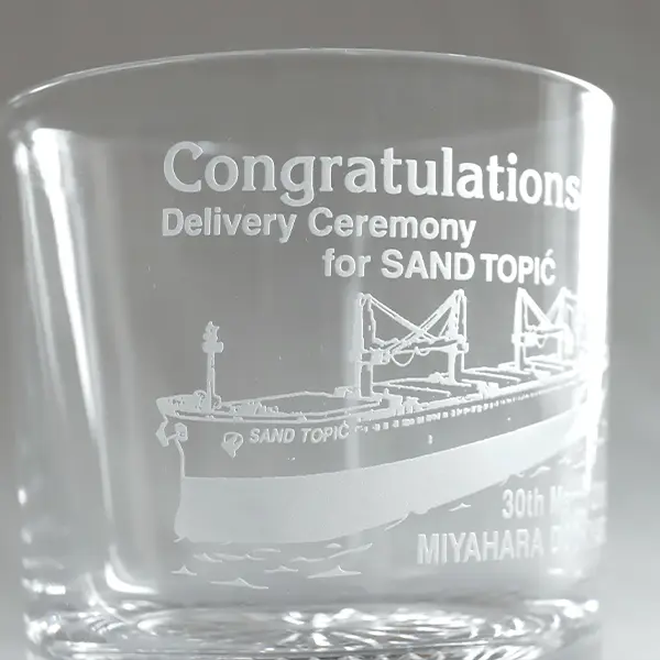 彫刻入りのロックグラス