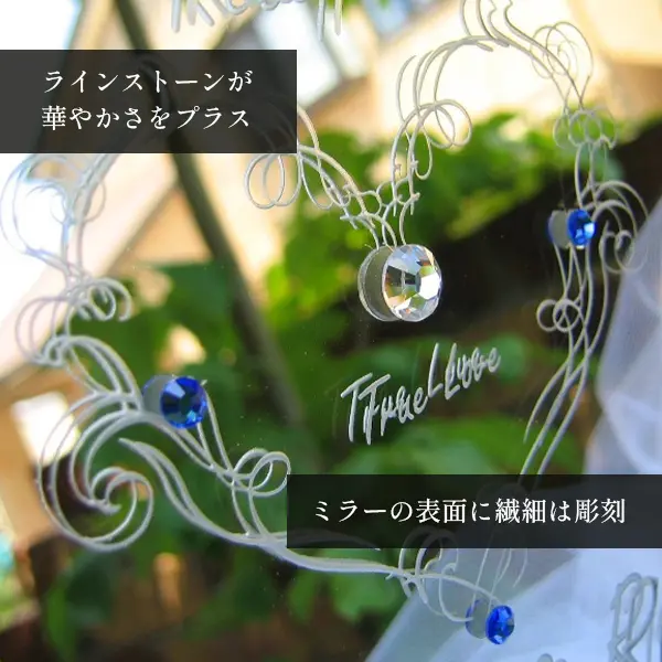 ラインストーンが華やかさをプラスします。